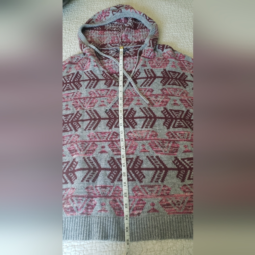 American Eagle Outfitters Gray and Burgundy V-Neck Sweater - Picture 8 of 9